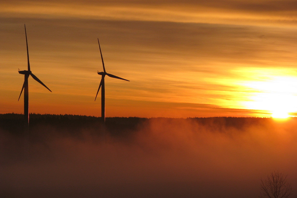 The foundation of the wind turbine is a polygonal concrete support extending several meters into the ground, sometimes additionally reinforced with piles for stability